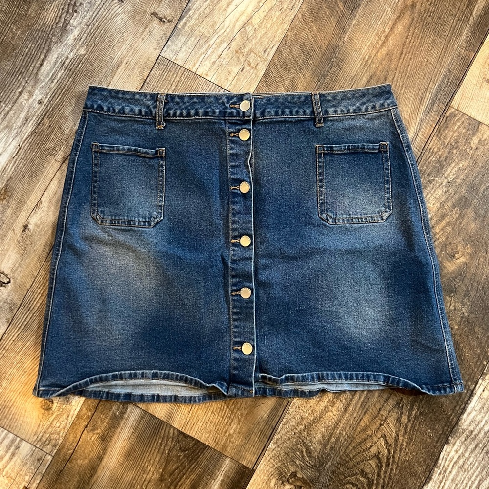 NWOT Classic Demin Skirt w/ Button-Front